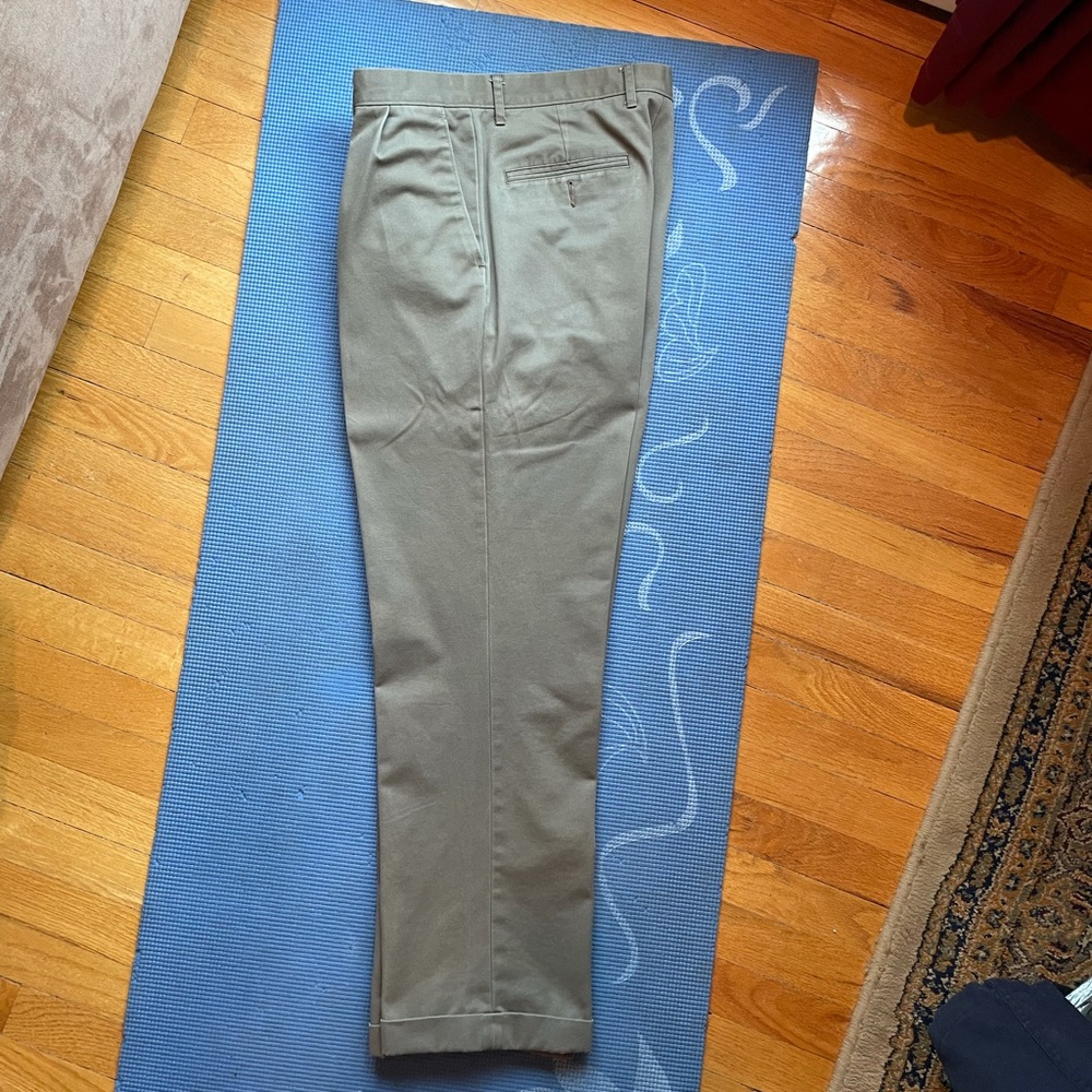 Dockers D3, Relaxed Fit, Pleated Khaki Pants, 34 x 32